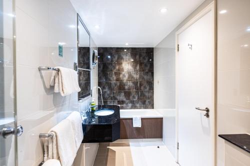 Suite de un dormitorio con cocina americana del hotel Holiday Inn London-kensington High Street. Foto 1
