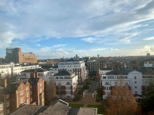 Suite de un dormitorio con cocina americana del hotel Holiday Inn London-kensington High Street. Foto 3