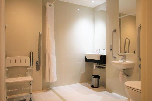 Habitación Estándar King - Acceso para movilidad reducida del hotel Holiday Inn London-kensington High Street. Foto 2