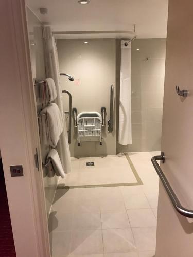 Habitación Estándar King - Acceso para movilidad reducida del hotel Holiday Inn London-kensington High Street. Foto 3