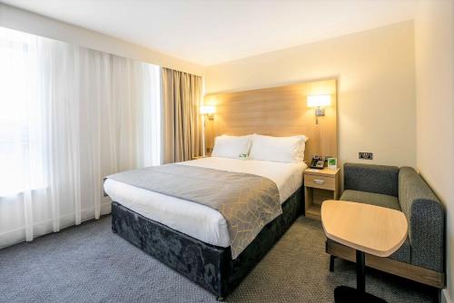 Habitación Premium con cama extragrande del hotel Holiday Inn London-kensington High Street. Foto 1
