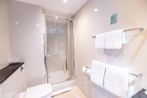 Suite de un dormitorio con cocina americana del hotel Holiday Inn London-kensington High Street. Foto 4