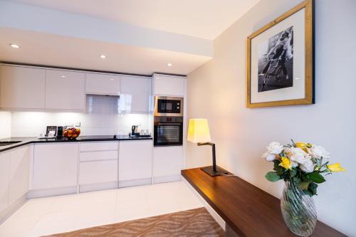 Suite de un dormitorio con cocina americana del hotel Holiday Inn London-kensington High Street. Foto 6