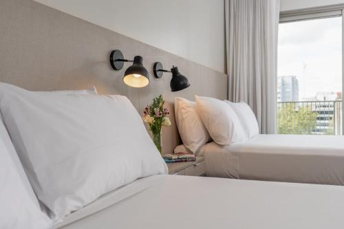 Habitación Doble Estándar con espacio adicional - 2 camas del hotel Almarena Madero Urbano. Foto 4