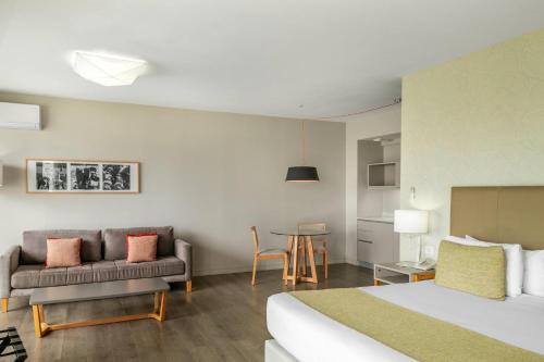 Habitación con cama grande - Adaptada para personas de movilidad reducida - No fumadores del hotel Dazzler By Wyndham Buenos Aires Polo. Foto 4