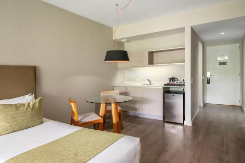 Habitación Clásica con 3 camas individuales - No fumadores del hotel Dazzler By Wyndham Buenos Aires Polo. Foto 1