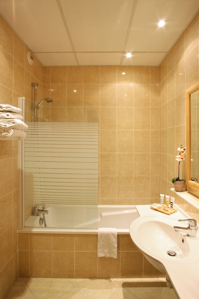 Habitación familiar, varias camas, habitaciones comunicadas (2 rooms close together) del hotel Hotel Mercure Tours Centro Estación. Foto 4