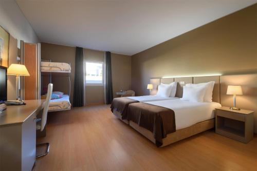 Habitación familiar Deluxe con 2 camas individuales y litera - No fumadores del hotel Tryp By Wyndham Porto Centro