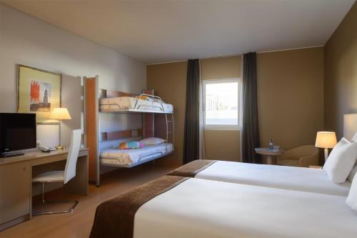 Habitación familiar Deluxe con 2 camas individuales y litera - No fumadores del hotel Tryp By Wyndham Porto Centro. Foto 1