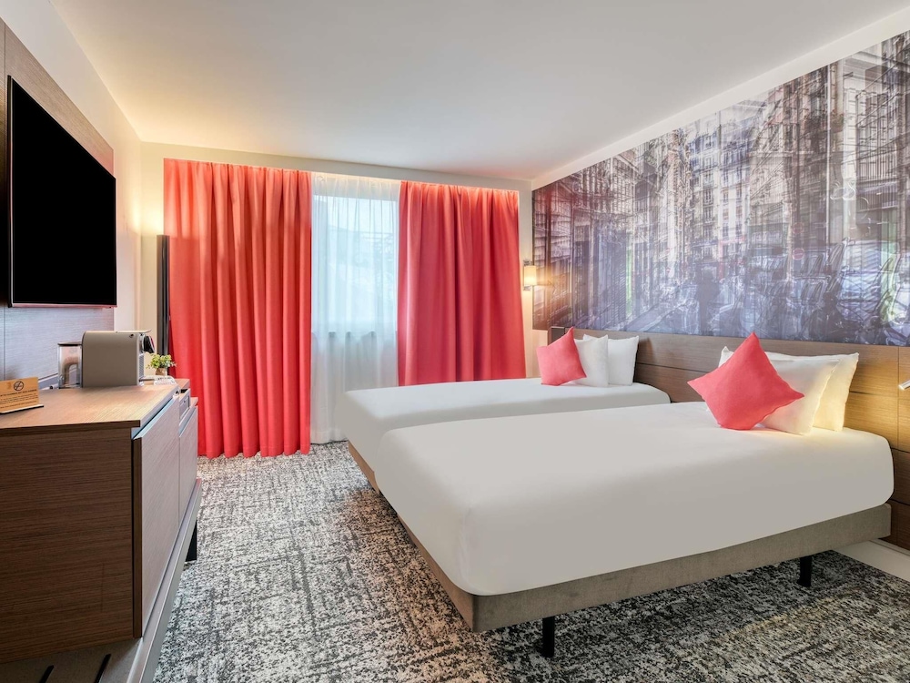 Habitación superior, 1 cama de matrimonio grande del hotel Novotel Paris Centre Bercy. Foto 7