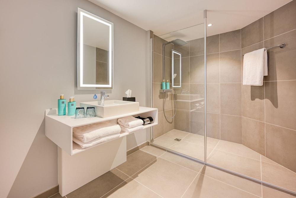 Habitación ejecutiva, 1 cama de matrimonio, balcón del hotel Novotel Paris Centre Bercy. Foto 8