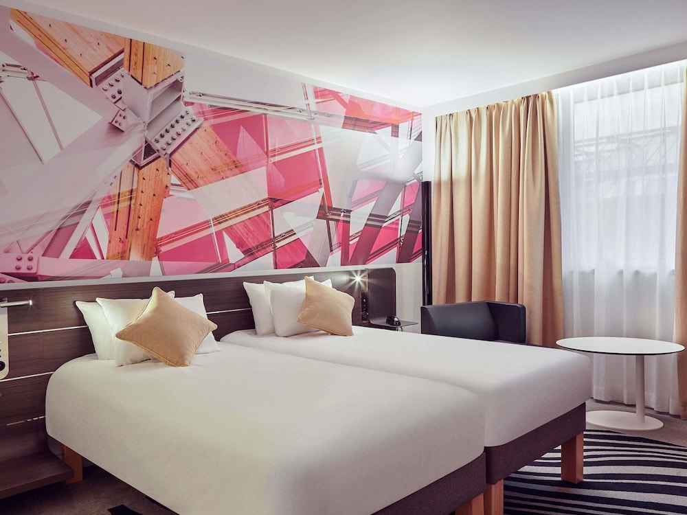 Habitación superior, 1 cama de matrimonio grande del hotel Novotel Paris Centre Bercy. Foto 2