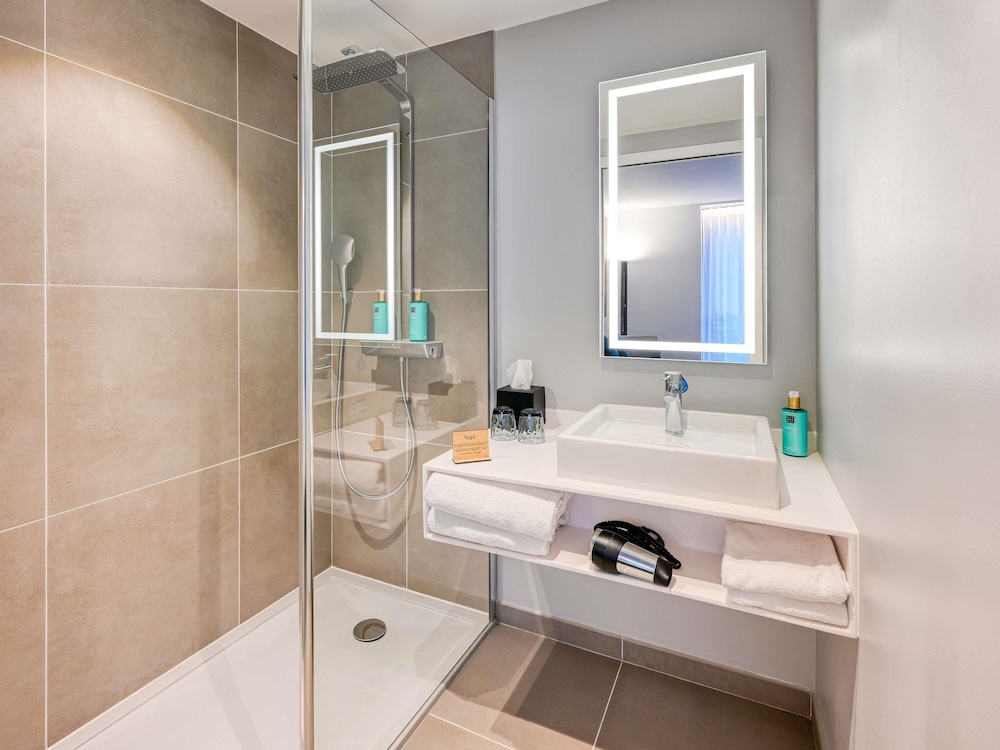 Habitación superior, 1 cama de matrimonio grande del hotel Novotel Paris Centre Bercy. Foto 7