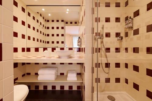 Habitación Doble con balcón del hotel Maison Monceau. Foto 1