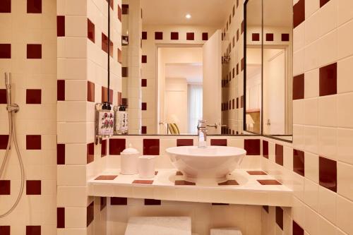 Habitación Doble Deluxe con balcón del hotel Maison Monceau. Foto 3