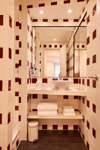 Habitación Doble en la planta baja del hotel Maison Monceau. Foto 3