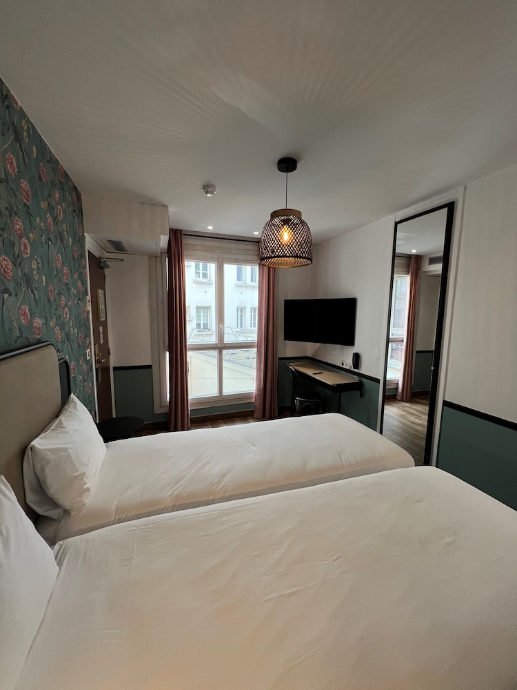 Habitación con 2 camas individuales del hotel Vintage Paris Gare Du Nord By Hiphophostels
