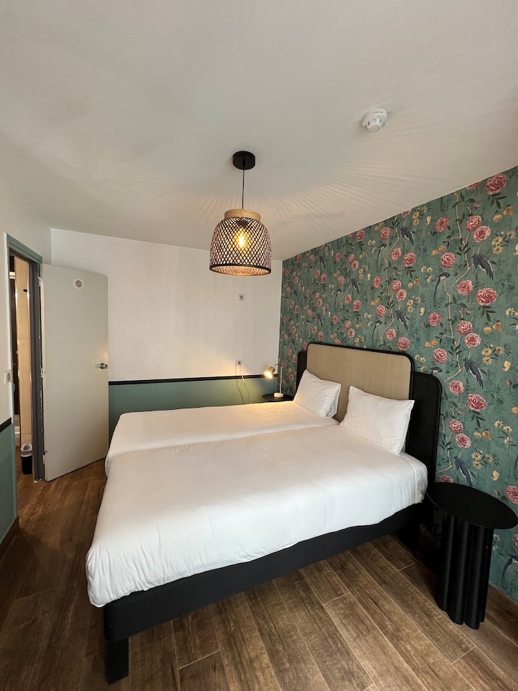 Habitación con 2 camas individuales del hotel Vintage Paris Gare Du Nord By Hiphophostels. Foto 1