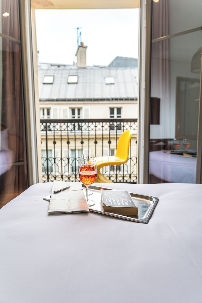 Habitación doble con balcón del hotel Vintage Paris Gare Du Nord By Hiphophostels. Foto 5