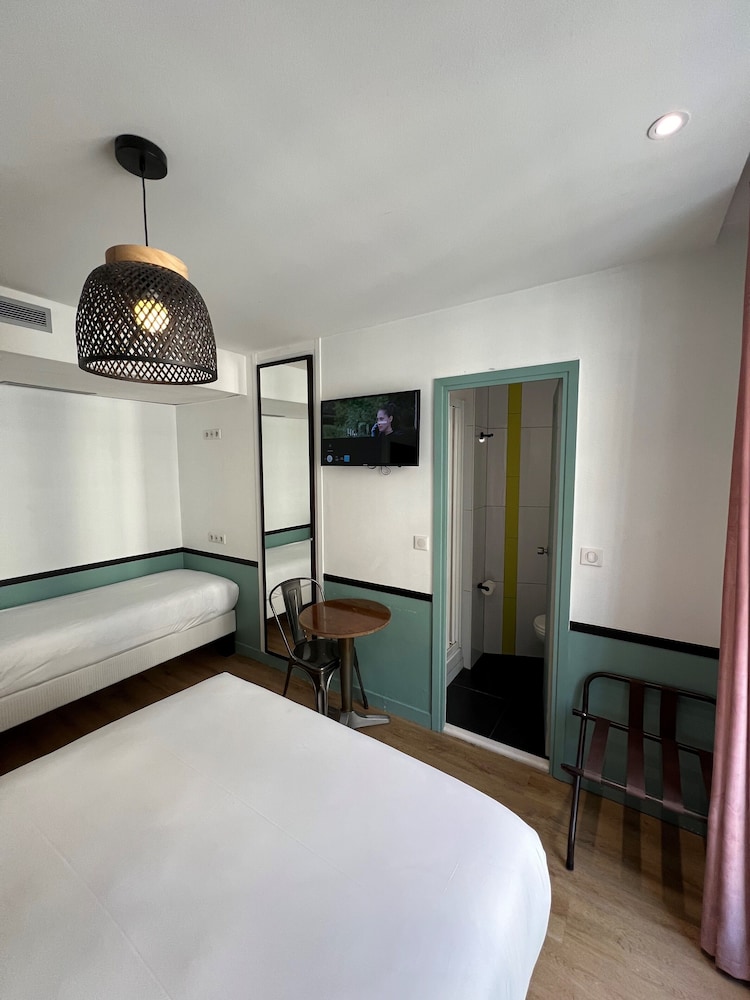 Habitación triple del hotel Vintage Paris Gare Du Nord By Hiphophostels. Foto 1