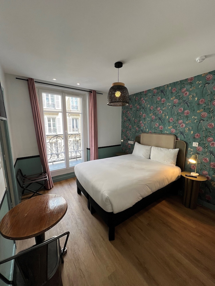 Habitación triple, balcón del hotel Vintage Paris Gare Du Nord By Hiphophostels. Foto 1