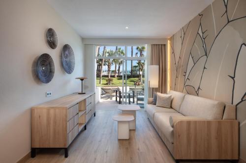 Junior suite Lujo Vista Jardin Sofá Cama incluido 1 Cama doble del hotel Tabaiba Princess. Foto 2