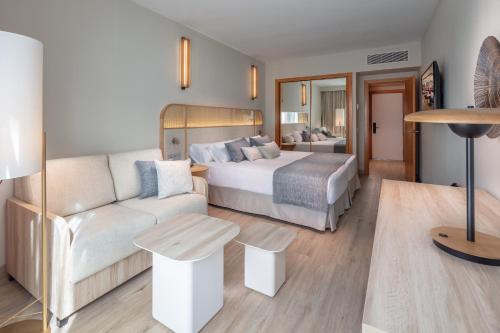 Habitación familiar Vista Piscina Vista Jardin Superior 4 camas individuales del hotel Tabaiba Princess. Foto 2