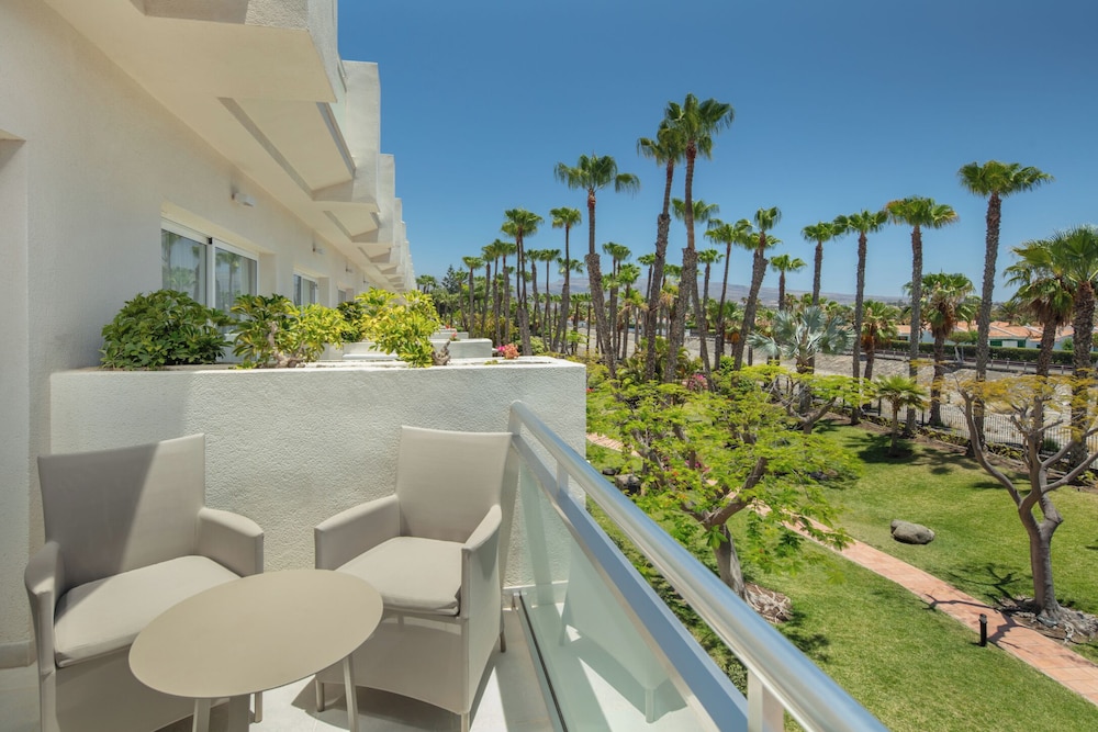 Habitación familiar Vista Patio Sofá Cama incluido 2 Camas individuales del hotel Tabaiba Princess. Foto 2