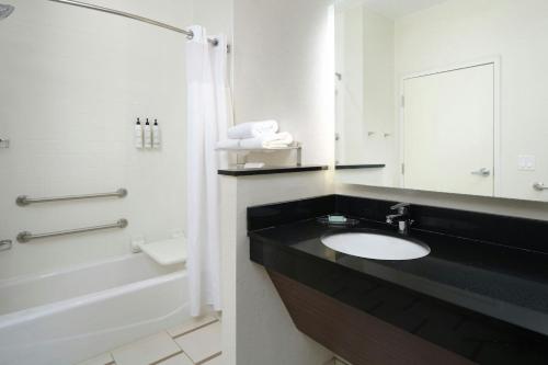 Habitación con 2 camas grandes y sofá cama del hotel FAIRFIELD INN and SUITES NIAGARA FALLS. Foto 3