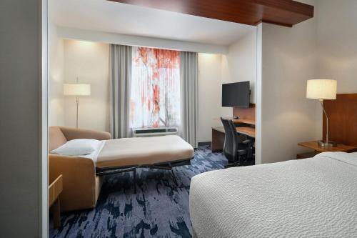 Suite con cama extragrande, sofá cama y bañera - Adaptada para personas con discapacidad auditiva y movilidad reducida del hotel FAIRFIELD INN and SUITES NIAGARA FALLS. Foto 2