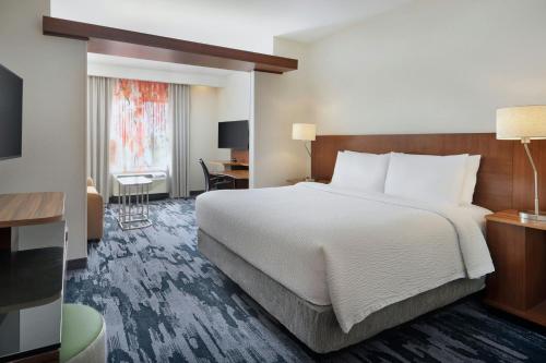 Studio with King Bed, Roll - In Shower and Sofa Bed - Mobility Access/Hearing Accessible del hotel FAIRFIELD INN and SUITES NIAGARA FALLS