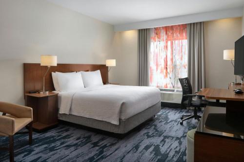 Habitación King con ducha accesible en silla de ruedas - Accesible para personas con movilidad reducida y con discapacidad auditiva del hotel FAIRFIELD INN and SUITES NIAGARA FALLS