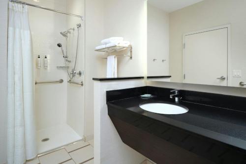 Habitación King con ducha accesible en silla de ruedas - Accesible para personas con movilidad reducida y con discapacidad auditiva del hotel FAIRFIELD INN and SUITES NIAGARA FALLS. Foto 2