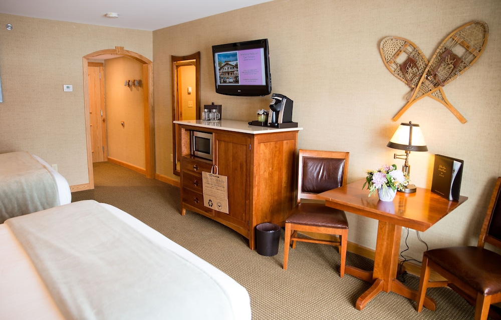 Habitación Deluxe, 2 camas de matrimonio, vistas al lago del hotel Golden Arrow Lakeside Resort. Foto 1