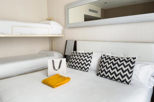 Habitación Cuádruple del hotel Petit Palace Triball. Foto 1