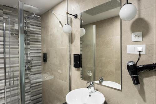 Habitación Cuádruple del hotel Petit Palace Triball. Foto 4