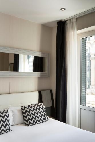 Habitación Cuádruple con vistas a la ciudad del hotel Petit Palace Triball. Foto 3