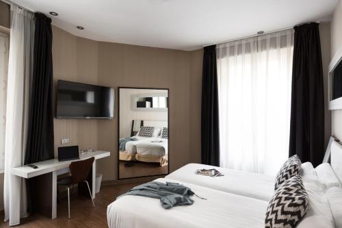 Habitación Cuádruple con vistas a la ciudad del hotel Petit Palace Triball. Foto 6