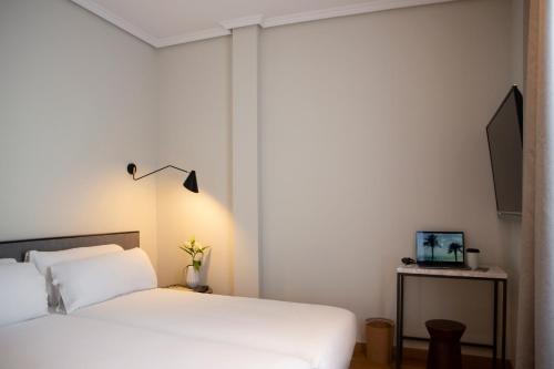 Habitación Doble con terraza - Anexo del hotel Petit Palace Triball. Foto 8