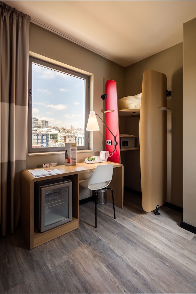 Habitación Estándar con 1 cama doble del hotel Ibis Istanbul West. Foto 7