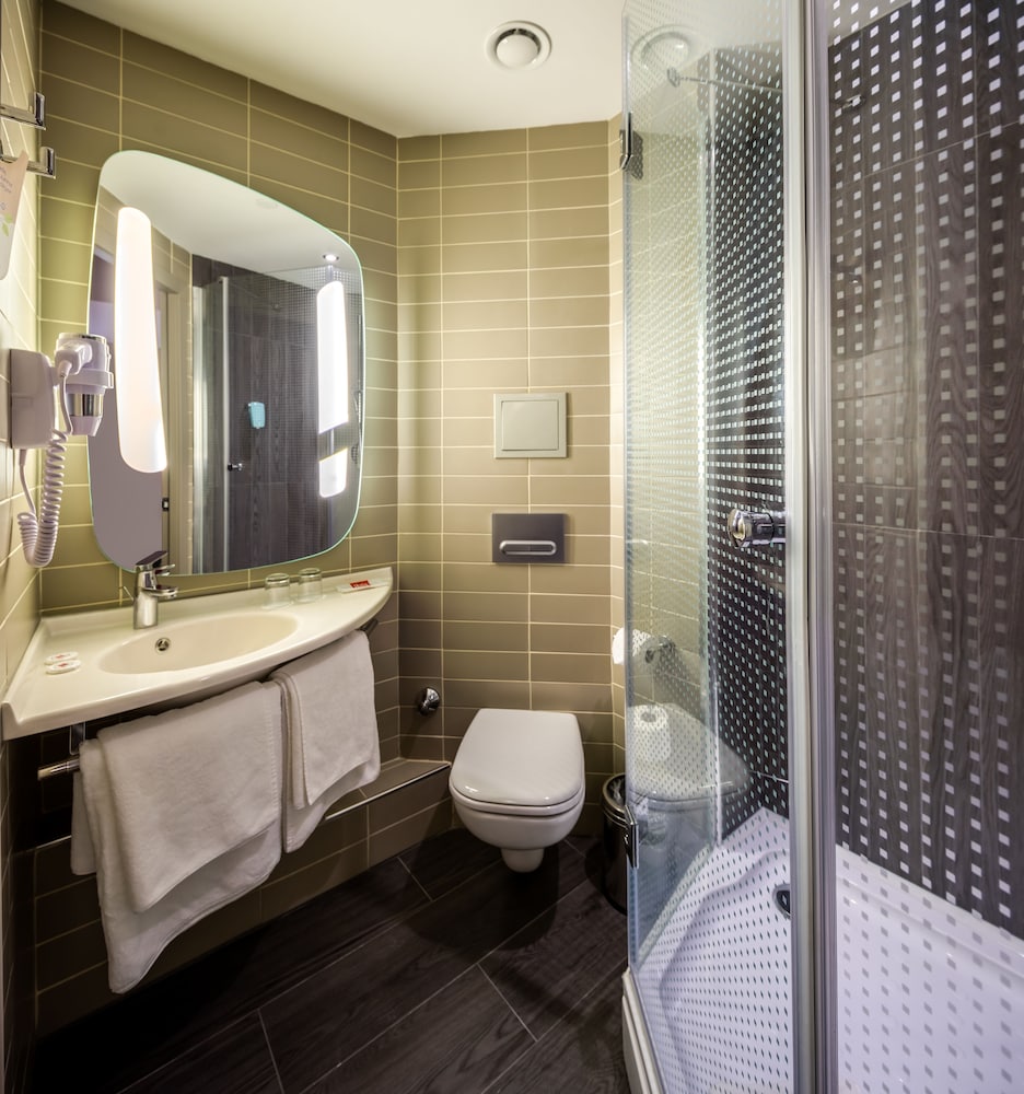 Habitación Estándar con 1 cama doble del hotel Ibis Istanbul West. Foto 8
