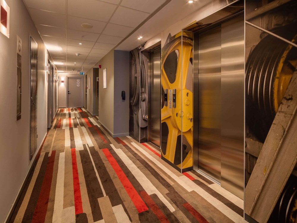 Habitación estándar con 2 camas individuales del hotel Ibis Istanbul West. Foto 1