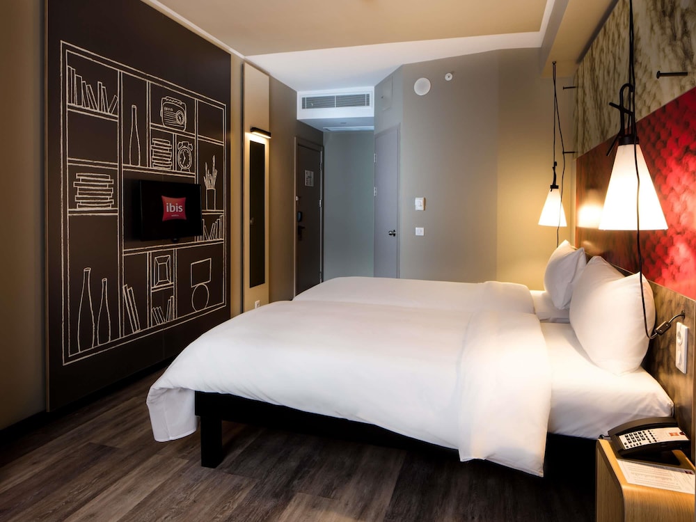 Habitación estándar con 2 camas individuales del hotel Ibis Istanbul West. Foto 3