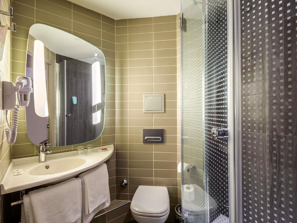 Habitación estándar con 2 camas individuales del hotel Ibis Istanbul West. Foto 4