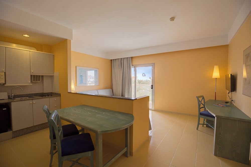 Apartamento Balcón o Terraza 1 habitación Con Vistas Sofá Cama incluido 2 Camas individuales del hotel SBH Costa Calma Beach Resort