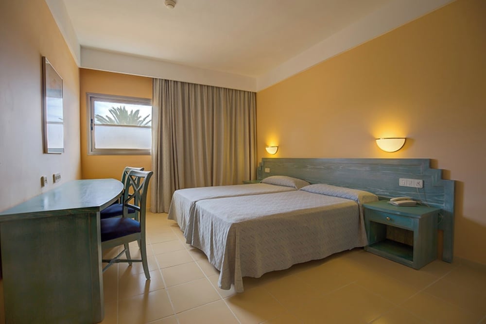 Apartamento Balcón o Terraza 1 habitación Con Vistas Sofá Cama incluido 2 Camas individuales del hotel SBH Costa Calma Beach Resort. Foto 1