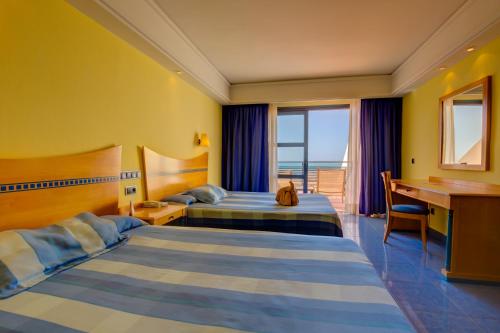 Habitación doble Vista Mar 2 Camas individuales del hotel Sbh Crystal Beach and Suites - Adults Only. Foto 3