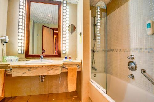 Habitación Doble del hotel Sbh Crystal Beach and Suites - Adults Only. Foto 4