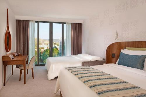 Habitación Superior con sofá cama y vistas interiores - 1 cama extragrande del hotel Parklane, A Luxury Collection Resort and Spa, Limassol. Foto 1