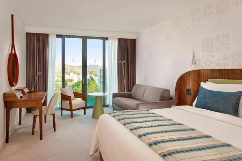 Habitación Superior con sofá cama y vistas interiores - 1 cama extragrande del hotel Parklane, A Luxury Collection Resort and Spa, Limassol. Foto 2